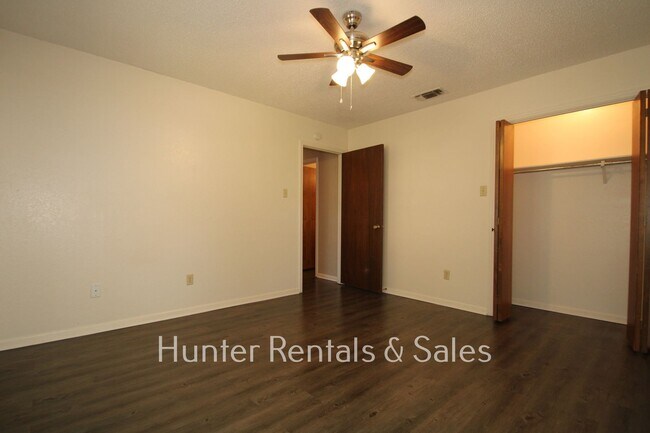 Building Photo - Country Trails Classic!