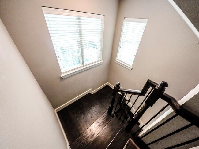 Building Photo - 736 Nicholson St