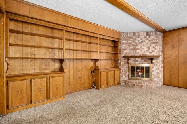 Building Photo - 5923 Pebble Springs Dr