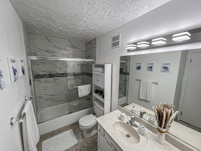 Building Photo - Fully Furnished And Stylish 1 Bedroom 1 Ba...