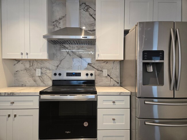 Building Photo - Beautifully Updated 4-Bedroom Home with Fo...