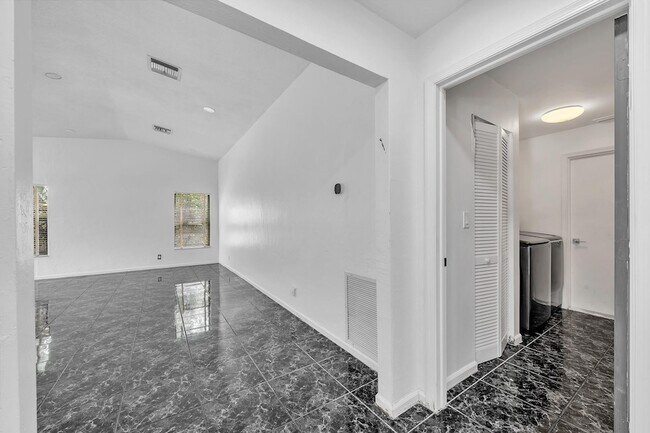 Building Photo - 303 NW 105th Terrace
