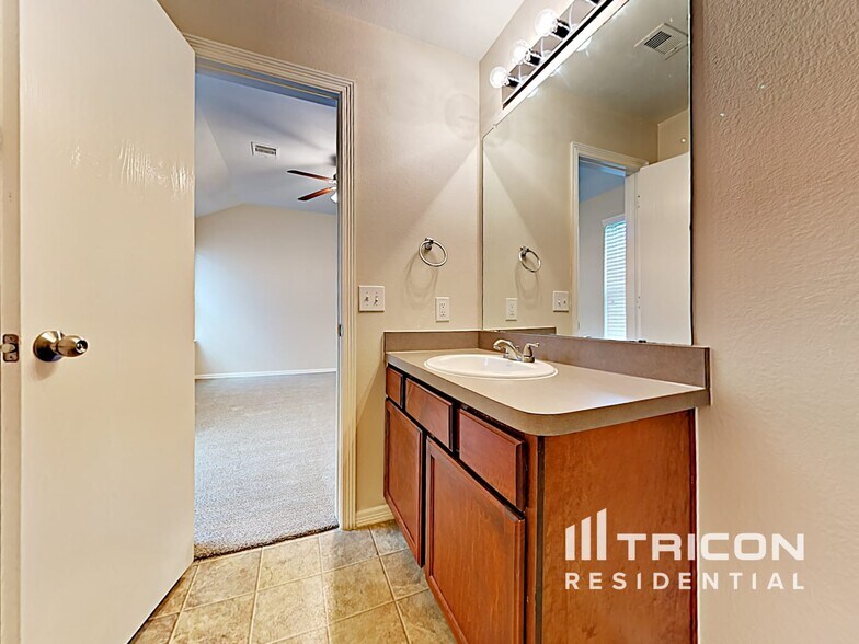 Building Photo - 110 N Golden Oak Dr
