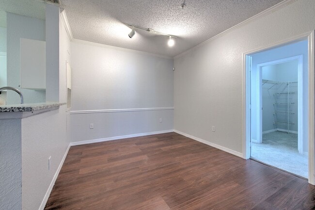 Building Photo - Very nicely upgraded  2bed/2bath 2nd floor...