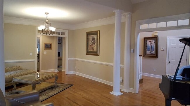 Building Photo - 312 Declaire Way NE