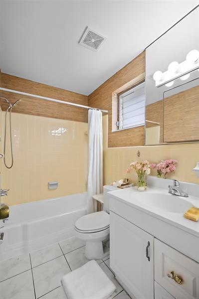 Building Photo - 2130 NE 42nd Ct