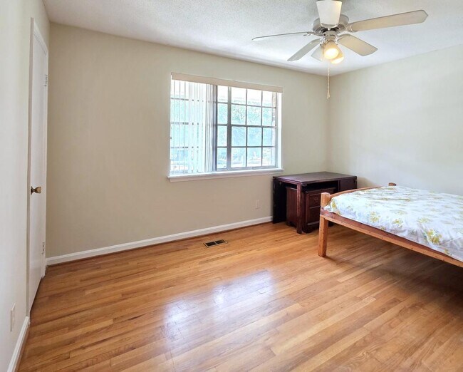 Building Photo - 1002 Willow Dr