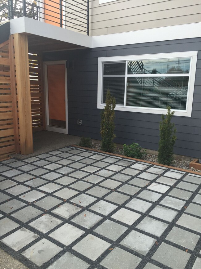 Building Photo - Spacious Like New Remodel 2BR-Portsmouth-N...