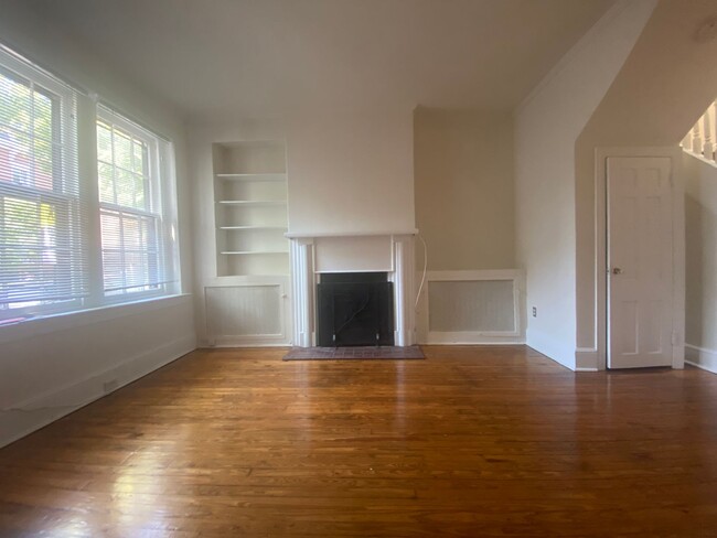 Building Photo - Renovated Georgetown Rowhouse Just Steps A...