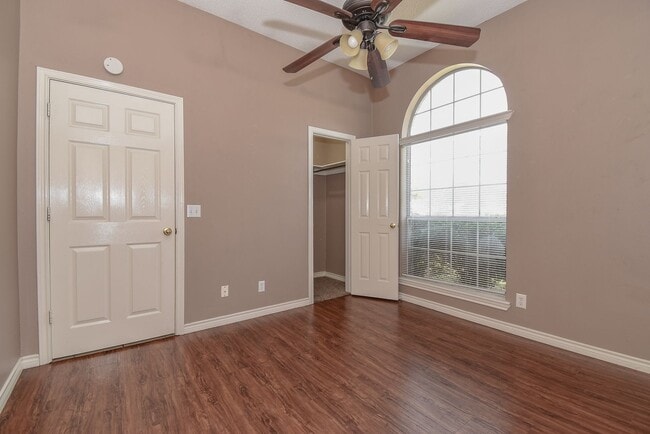 Building Photo - Nice Three Bedroom Duplex in Commerce in a...