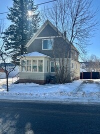 Building Photo - AVAILABLE JUNE - 5 Bed, 2 Bath Newly Renovated Home