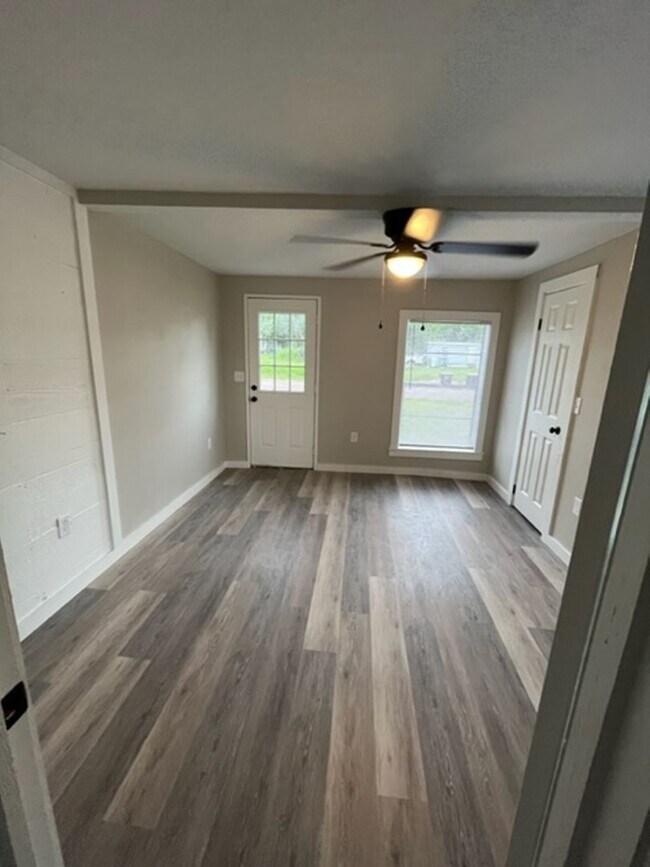 Building Photo - 2 Bedroom House in Woden ISD