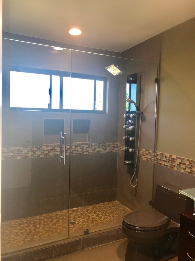 Building Photo - Beautiful and spacious multilevel townhouse in model home condition