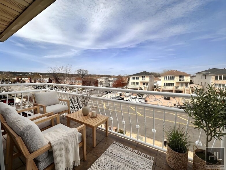 Building Photo - JEFFERSON AVENUE