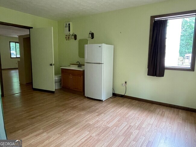 Building Photo - 170 Longview Dr