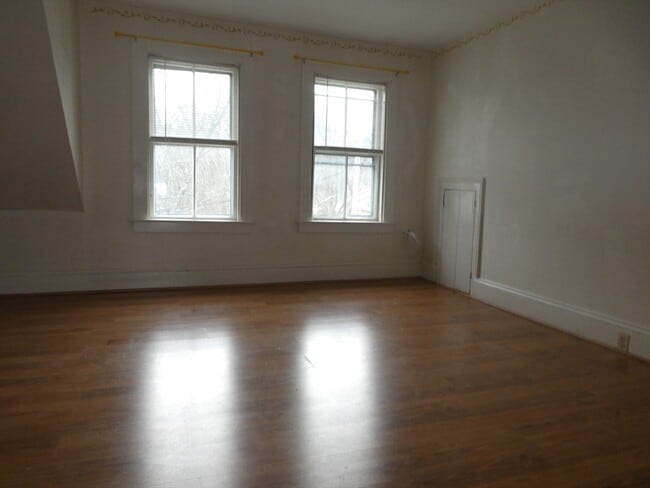 Building Photo - 231 Pleasant St