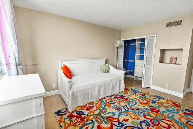 Building Photo - 4400 Hillcrest Dr