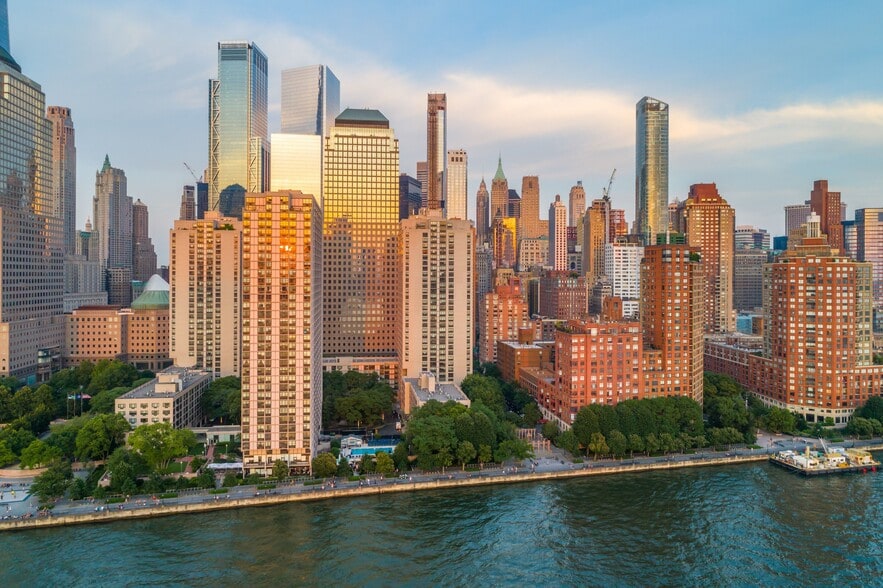 Waterfront apartments in Downtown Manhattan - Gateway Battery Park City