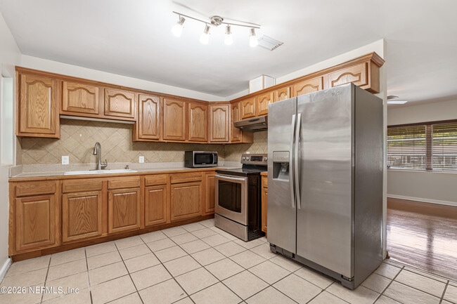 Building Photo - 1329 Hollyhock Cir