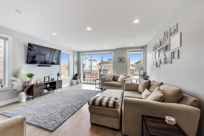 Building Photo - 2429 W Augusta Blvd