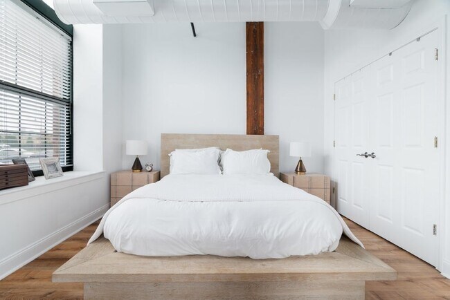 Building Photo - 881 E 1st St