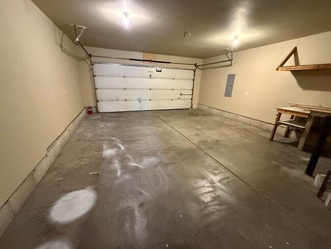 Building Photo - 3 Bed/2 Bath Single Level Home with Fenced Backyard