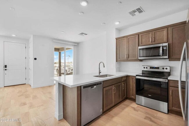 Building Photo - Luxurious Condo in Sterling Grove