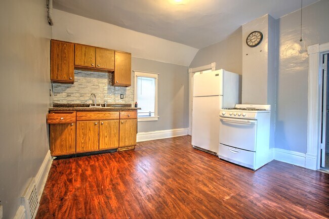 Primary Photo - 998 Farrington St