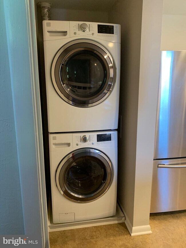 Building Photo - 316 Harry St