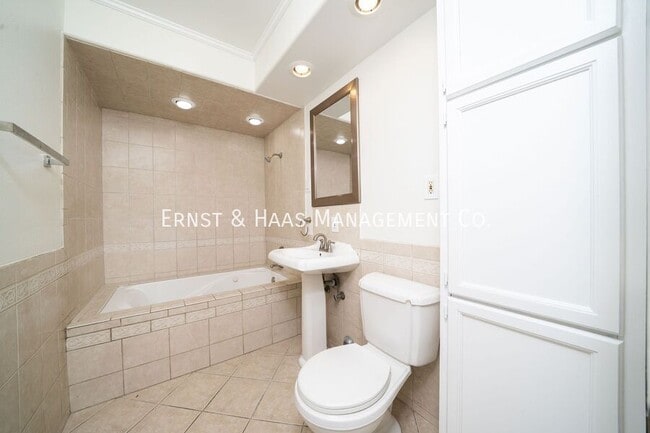 Building Photo - 1635 E Erie St