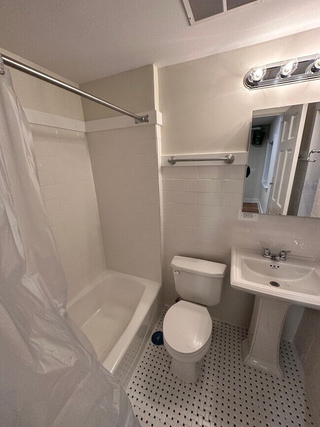 Building Photo - 845 W Agatite Ave