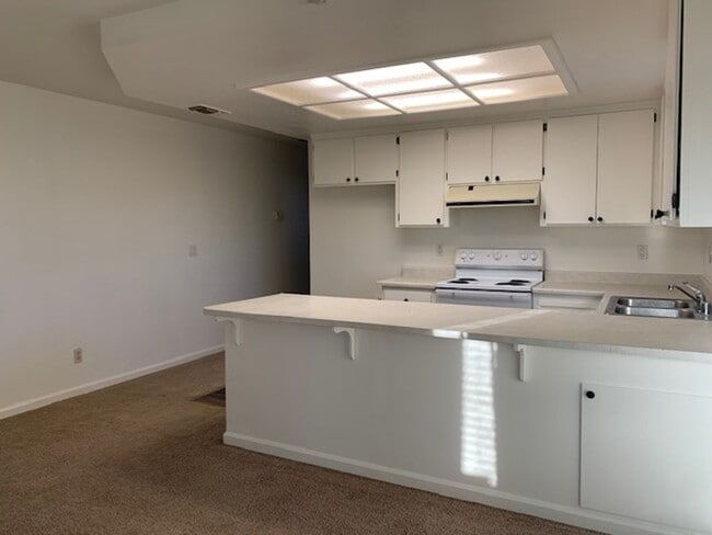 Building Photo - 144 Duranta St