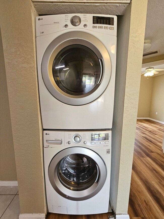 Building Photo - 1063 Golden Lakes Blvd