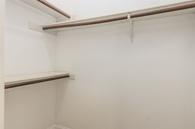 Building Photo - 910 Fleetwood Pl Dr