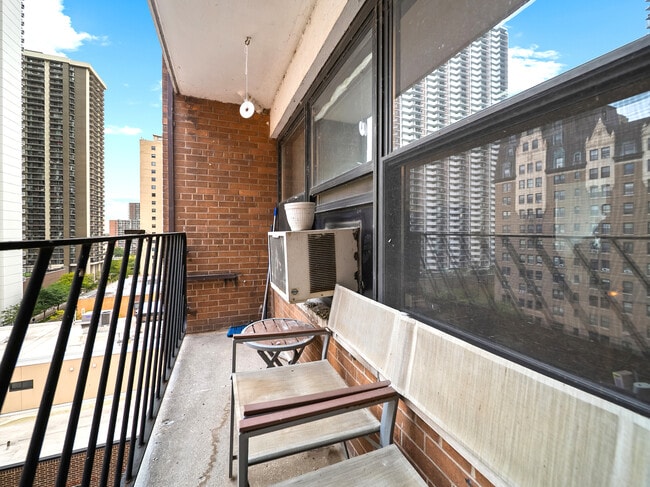 Building Photo - 6118 N Sheridan Rd