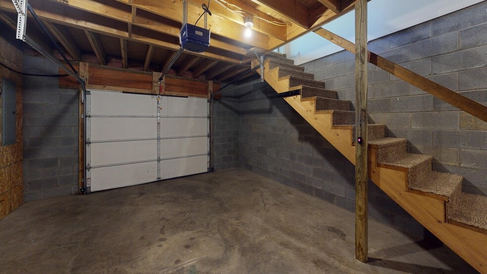 Building Photo - 7100 Country Club Dr