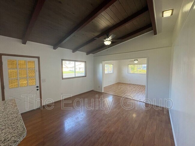 Building Photo - 856 W Chestnut St