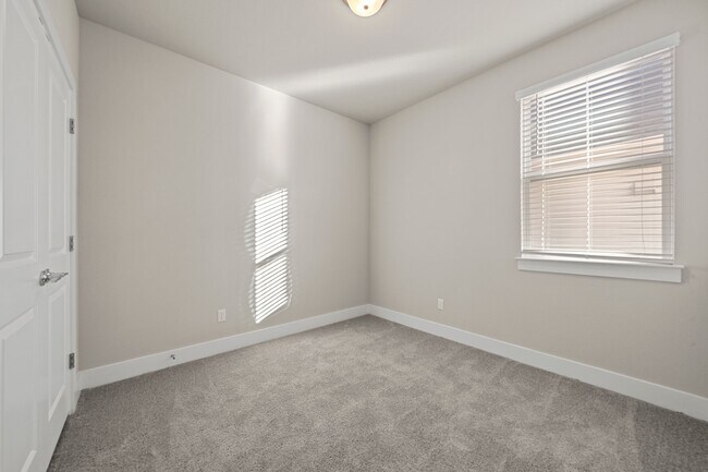 Building Photo - 219 Pinnacle Ln