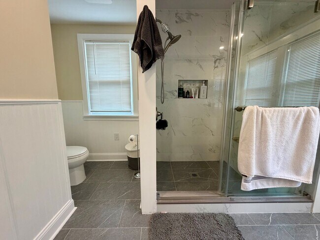 Building Photo - Stunning 4-Bed/2-Bath Home in the heart of Lansdowne! Available First Week of September!