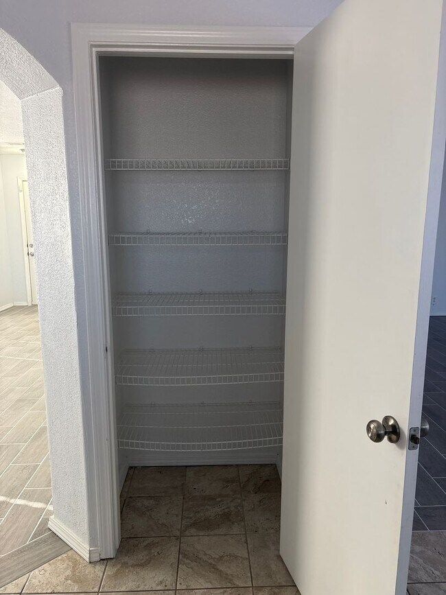 Building Photo - 5 Bedroom House