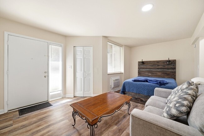 Building Photo - 1243 Cedars Ct