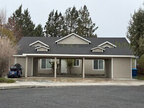 Building Photo - 2 Bed/2 Bath Apartment in NE Bend - Worthington Court
