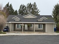 Building Photo - 2 Bed/2 Bath Apartment in NE Bend - Worthington Court