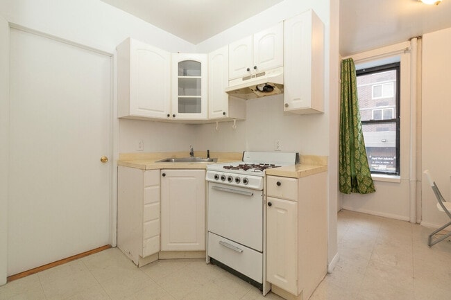 Building Photo - 316 E 96th St