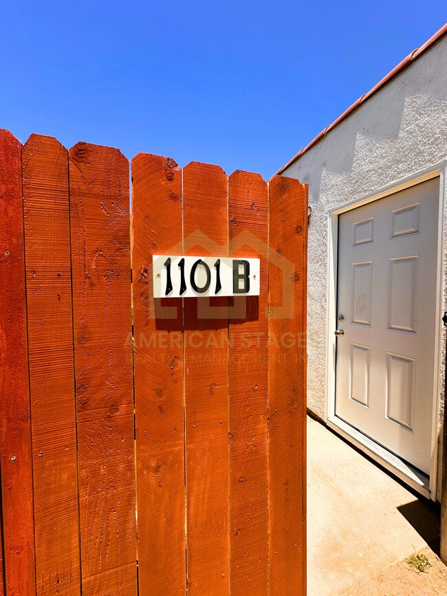 Building Photo - 1101 W Oak Ave