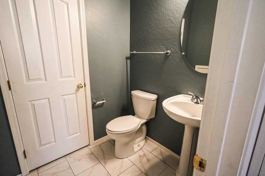 Building Photo - 207 E Mountain Sage Dr