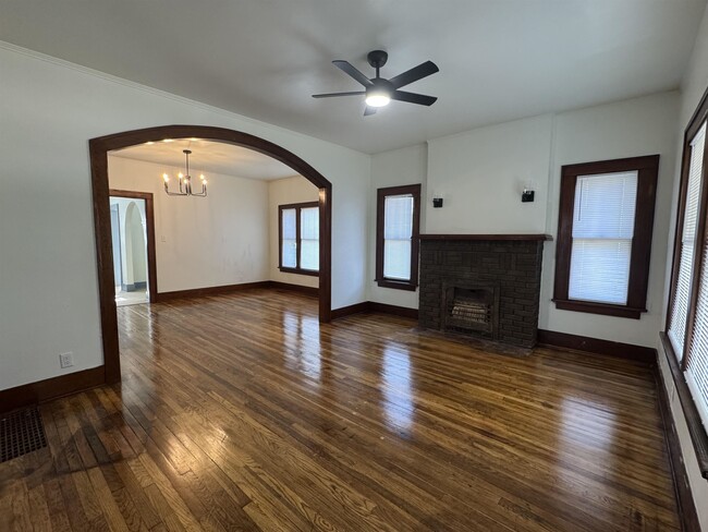 Building Photo - 207 S Elm St