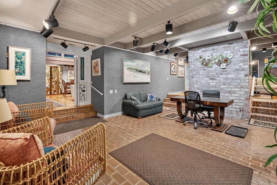 Building Photo - 220 Cordillo Pkwy