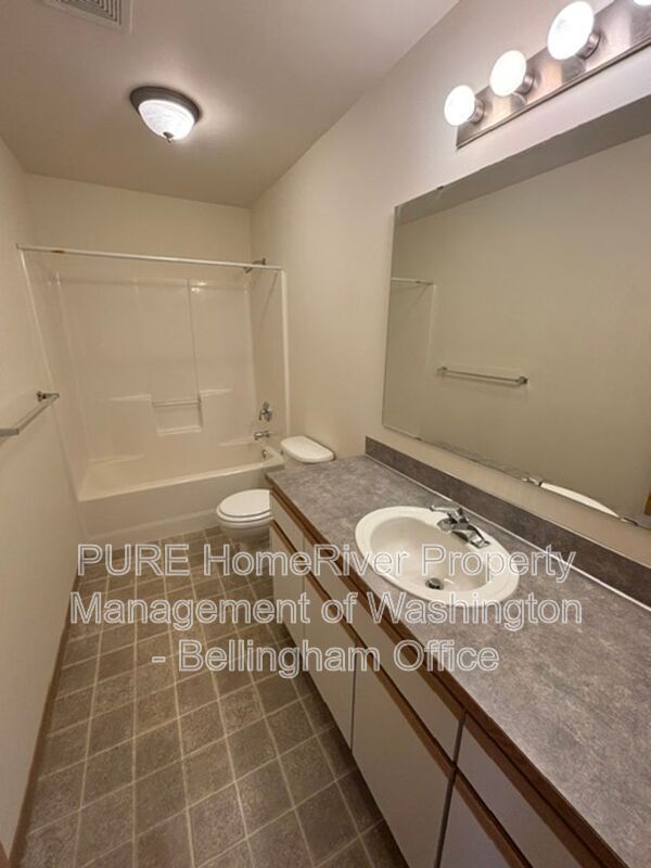 Building Photo - 547 Woollen Rd