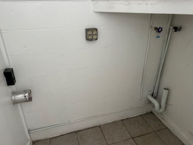 Building Photo - Quaint 2/1.5 bath home
